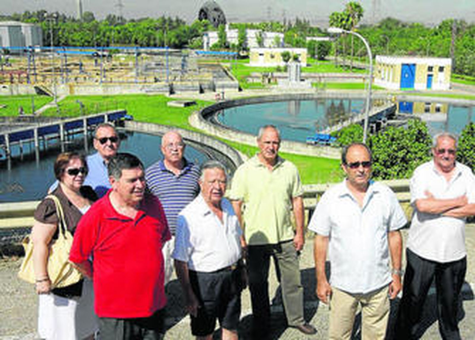 Un grupo de vecinos de San Jerónimo, junto a la depuradora.