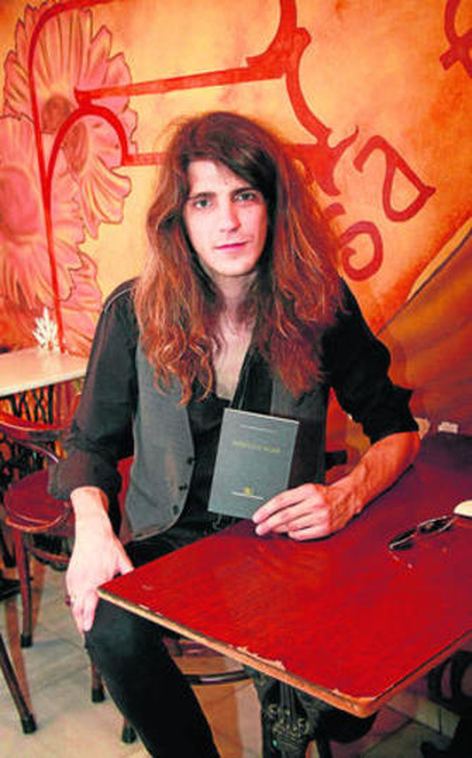 Alejandro Simón Partal, con un ejemplar de su nuevo libro.