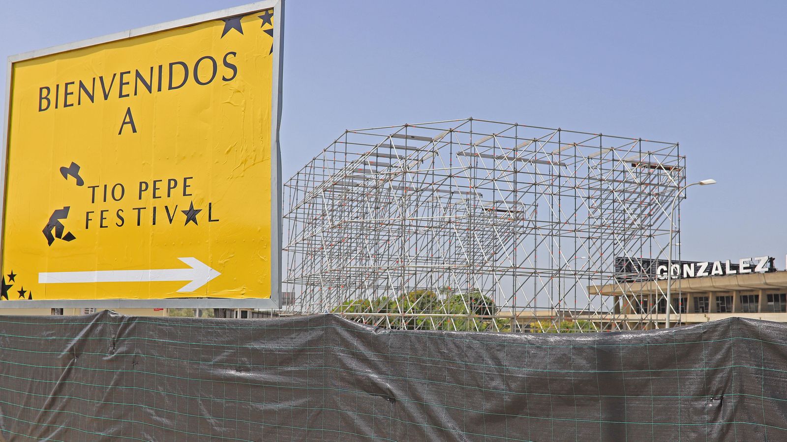 Montaje del escenario en la Bodega Las Copas.
