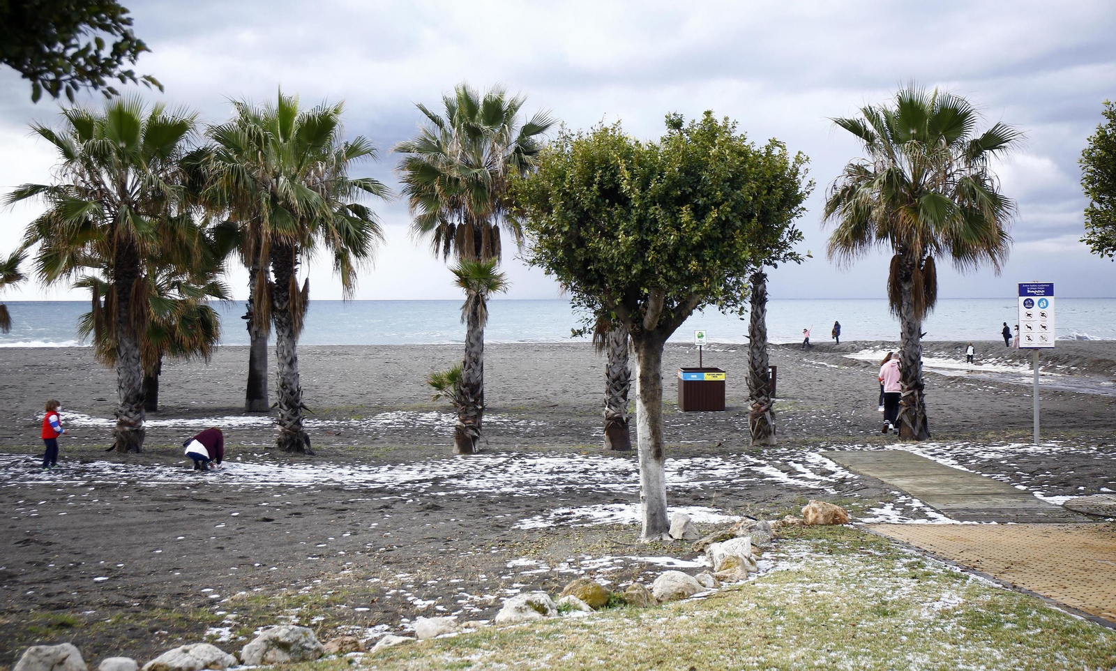 La granizada en la playa de Benajarafe, en fotos