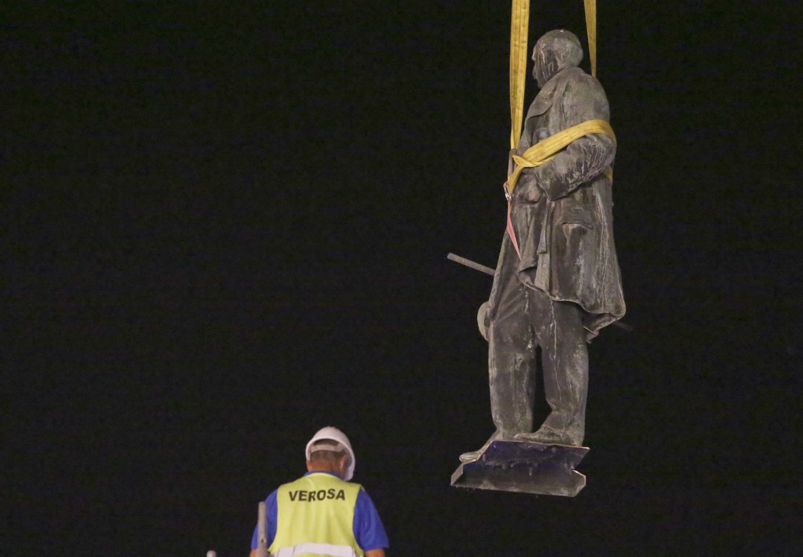 Así fue el desmontaje de la estatua del Marqués de Larios