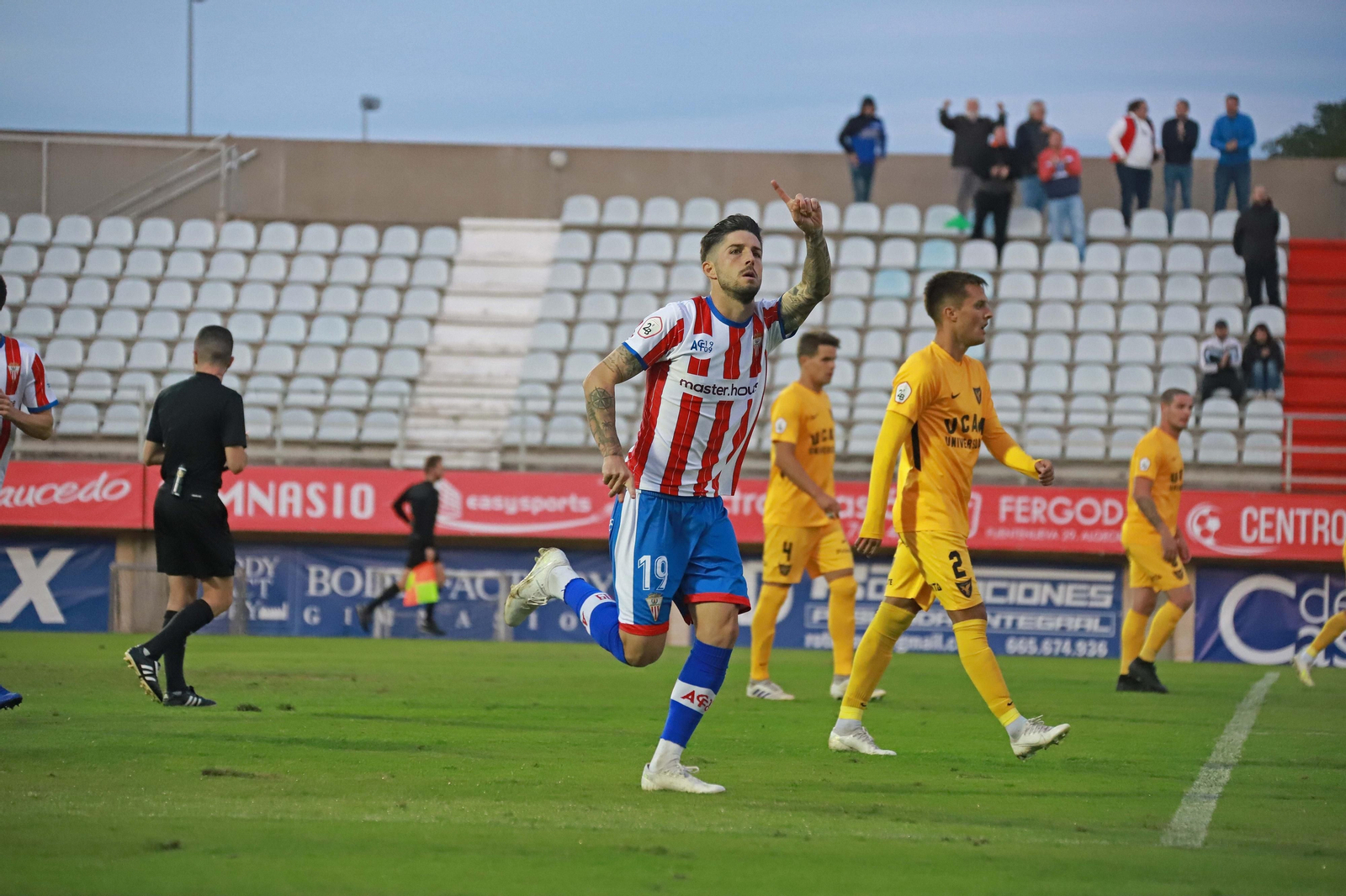 Antonio Domínguez celebra un gol con el Algeciras.