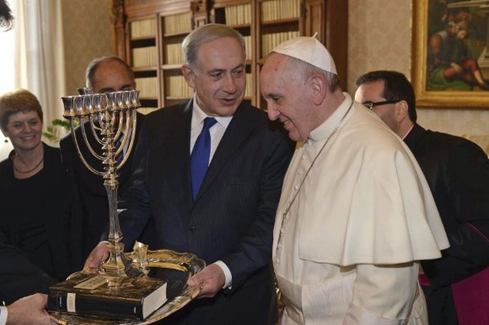 Israel regala al Papa un libro sobre la Inquisición española