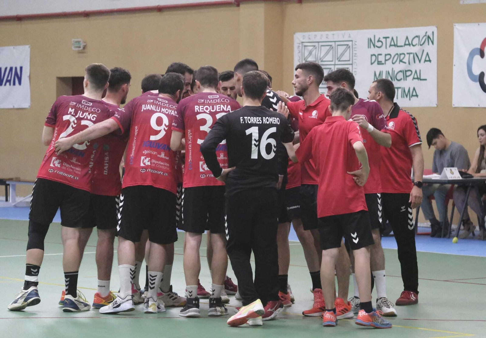 Los jugadores del Cajasur Córdoba BM se concentran durante el partido ante el Zamora.