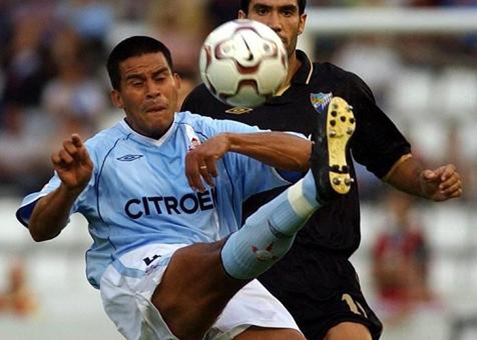Fernando Cáceres en un partido ante el Málaga con la camiseta del Celta