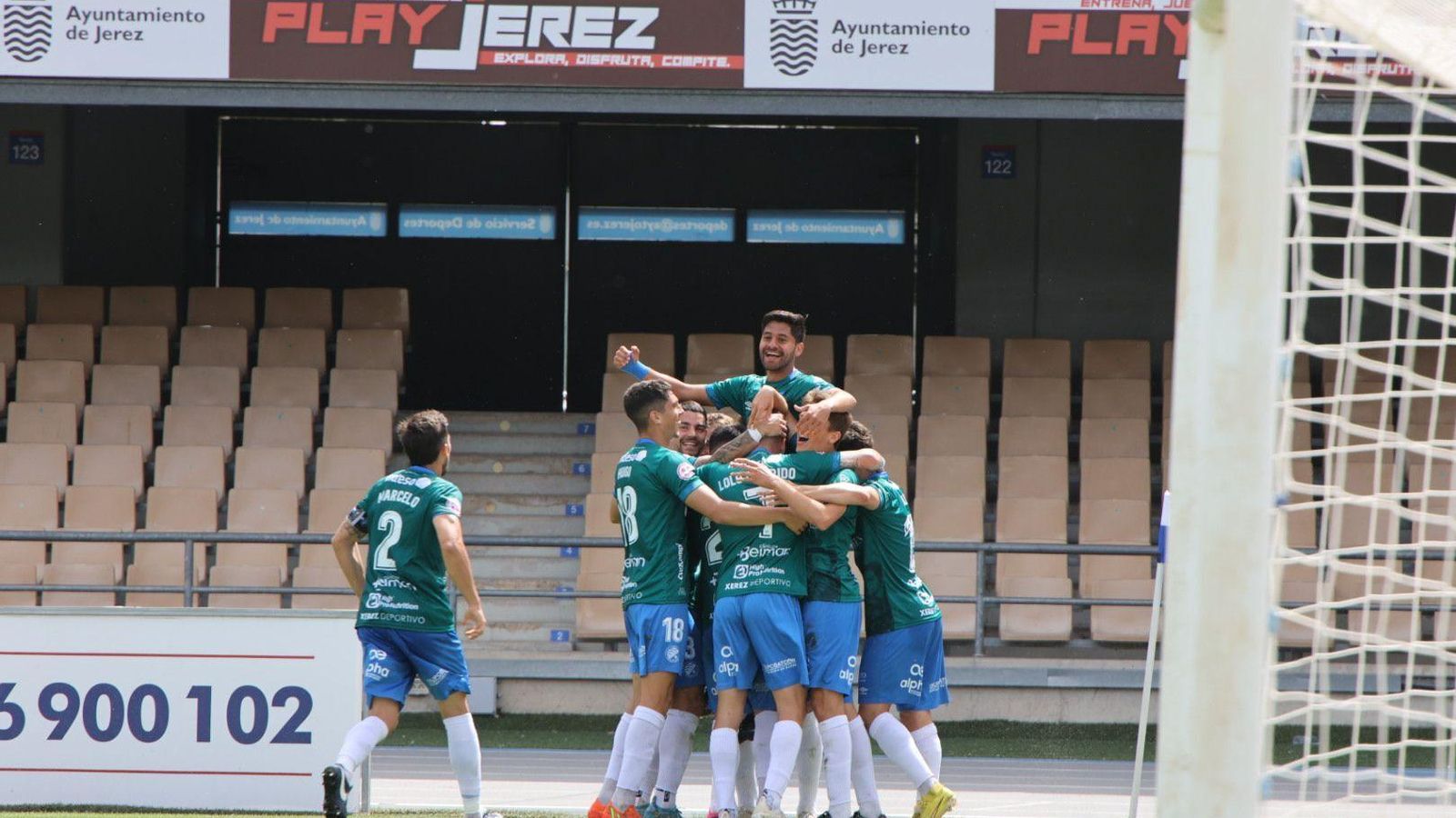 Los xerecistas hacen piña para celebrar el 2-0 de Erik Aguado.