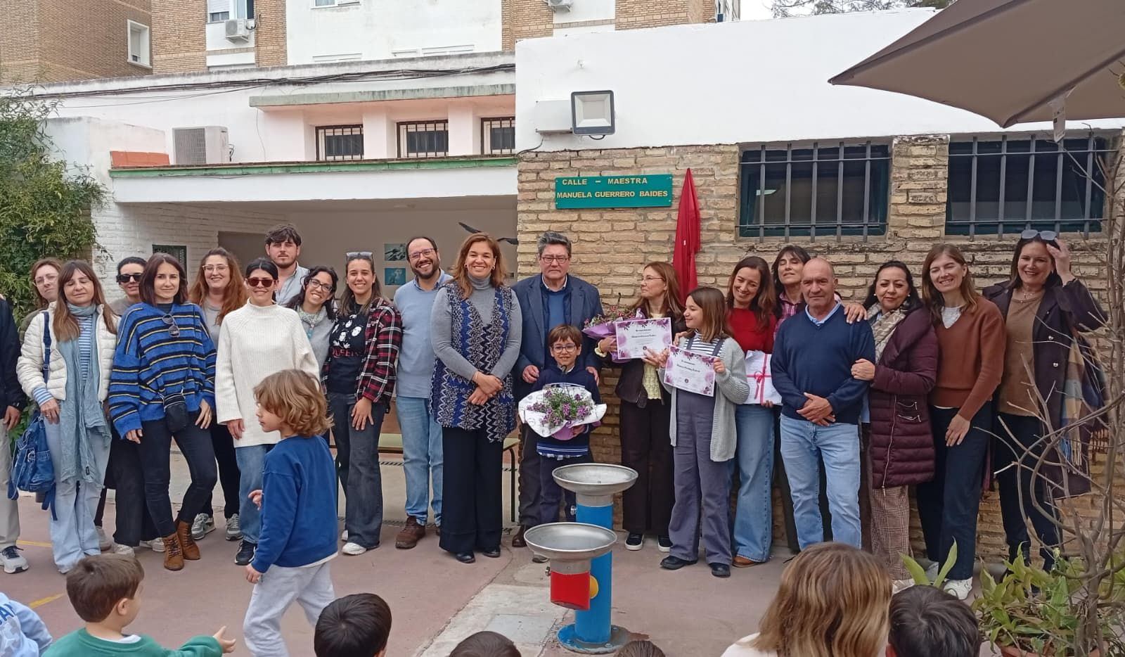 Reconocimiento a Manuela Guerrero Baides y Manuela Martínez Gamero en el colegio Pío XII.