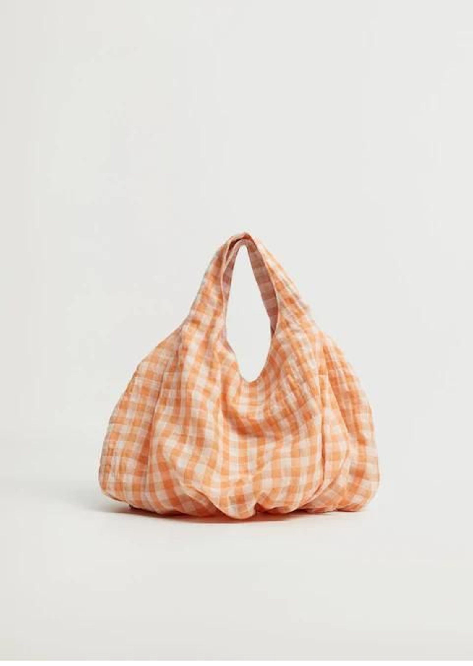 Bolso tipo saco en cuadros vichy de color naranja de Mango.