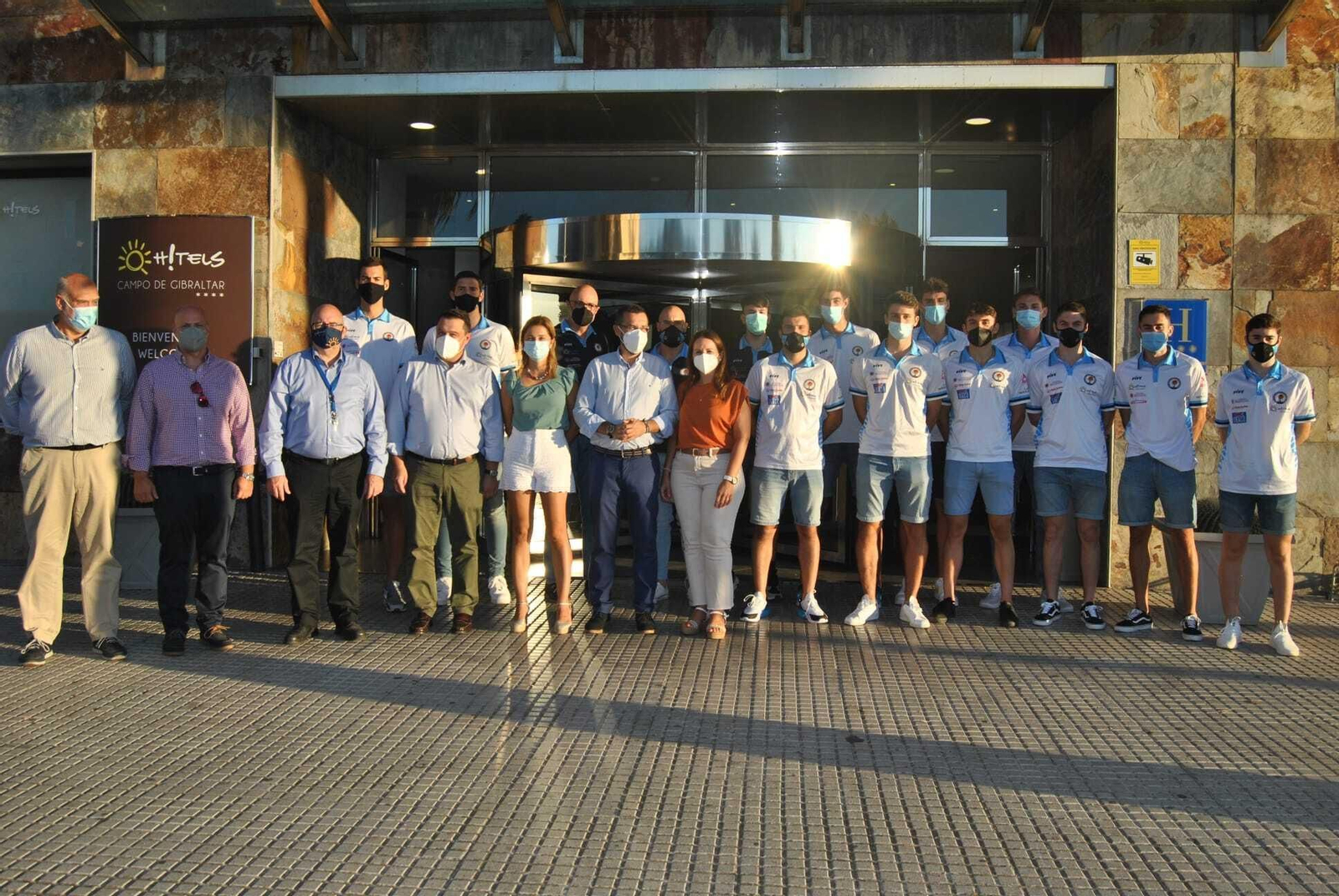 Autoridades, patrocinadores, directiva y primera plantilla posan al final del acto