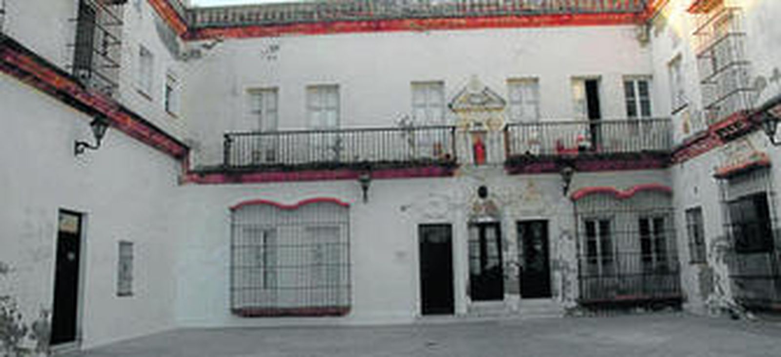 Imagen del Patio Cambiazo en la que se aprecia la fachada pintada recientemente cuyas obras -de la Junta- han sido denunciadas.