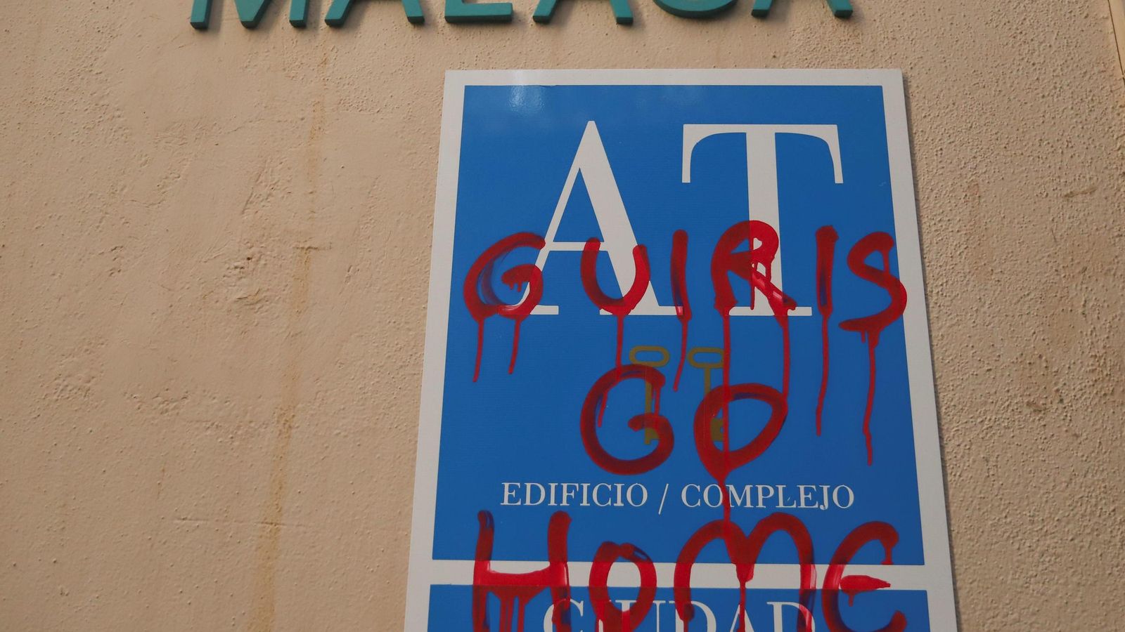 Pintada en Málaga en un edificio de apartamentos turísticos