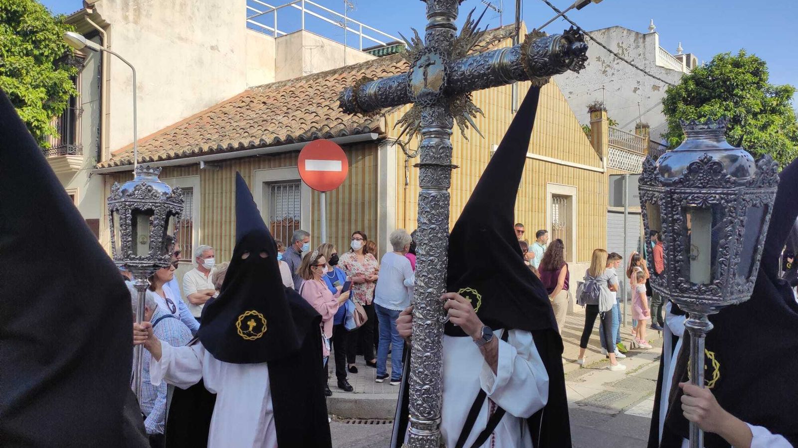 La cruz de guía del Amor, por las calles del Campo de la Verdad.