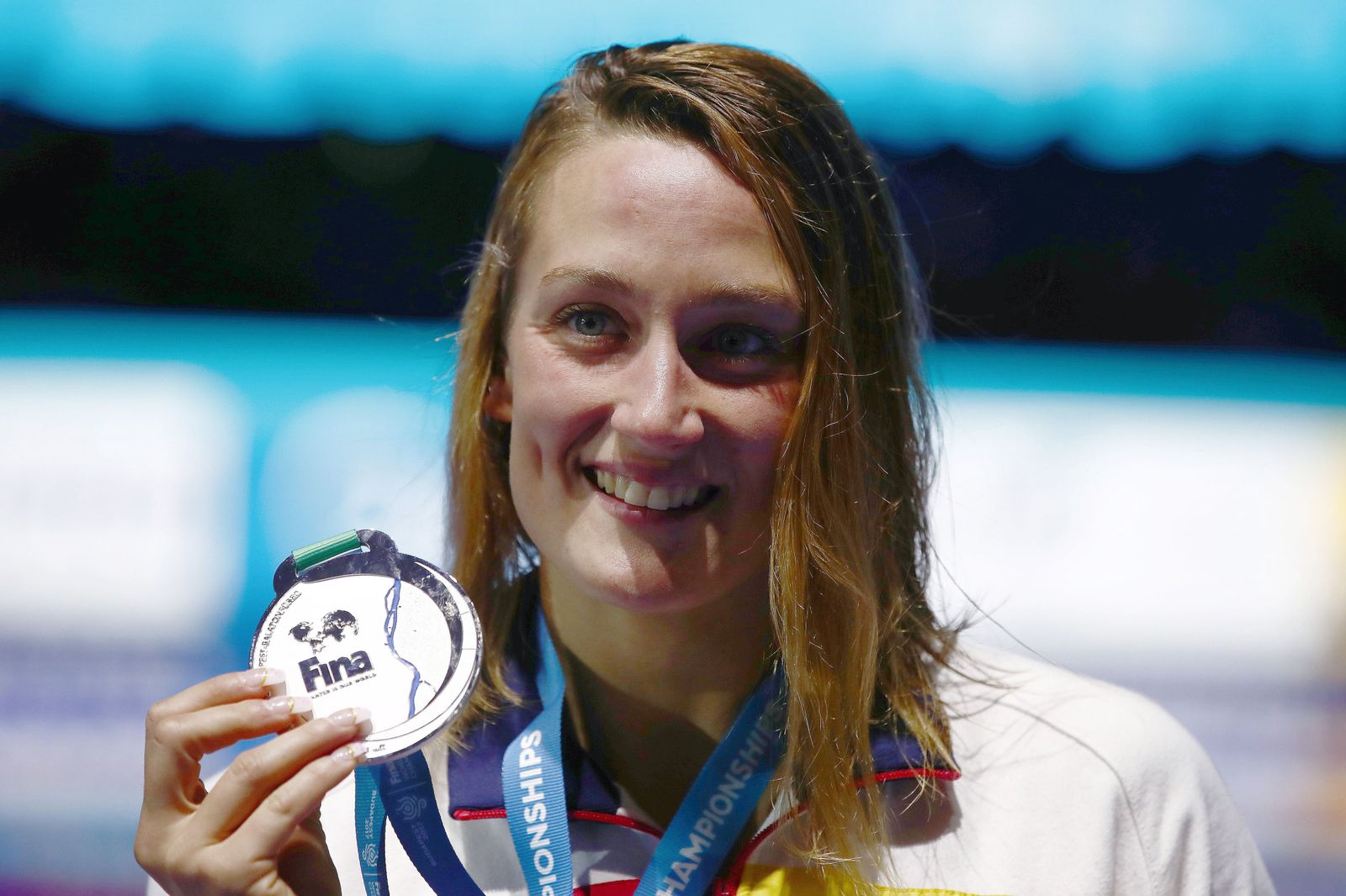 Mireia Belmonte posa con la medalla de plata.