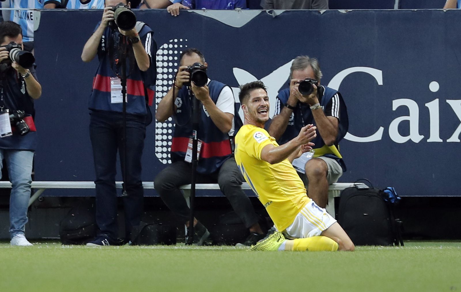 Caye Quintana celebra en La Rosaleda su gol con el Cádiz la pasada campaña.