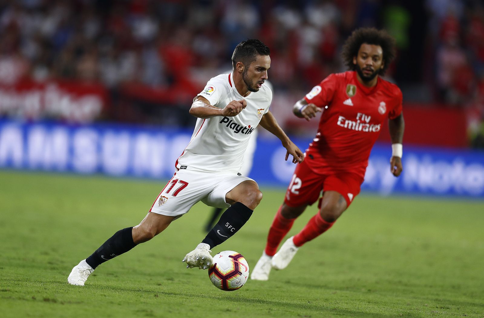 Sarabia conduce el balón seguido por Marcelo.