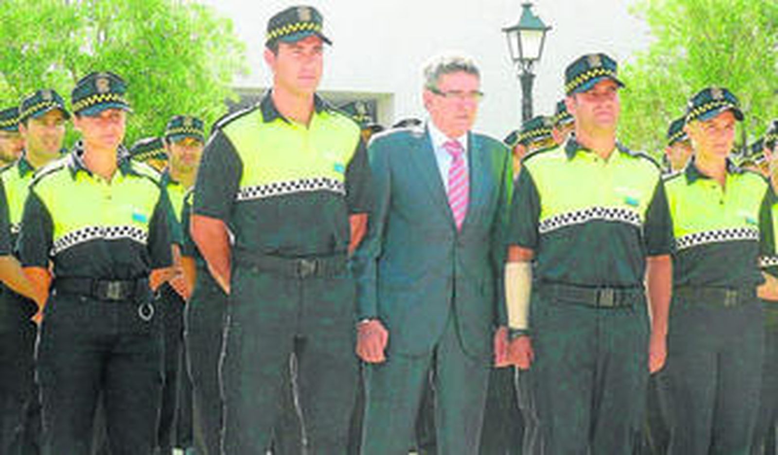 El consejero de Gobernación, Luis Pizarro, posa con la promoción de agentes presentada en Almonte.