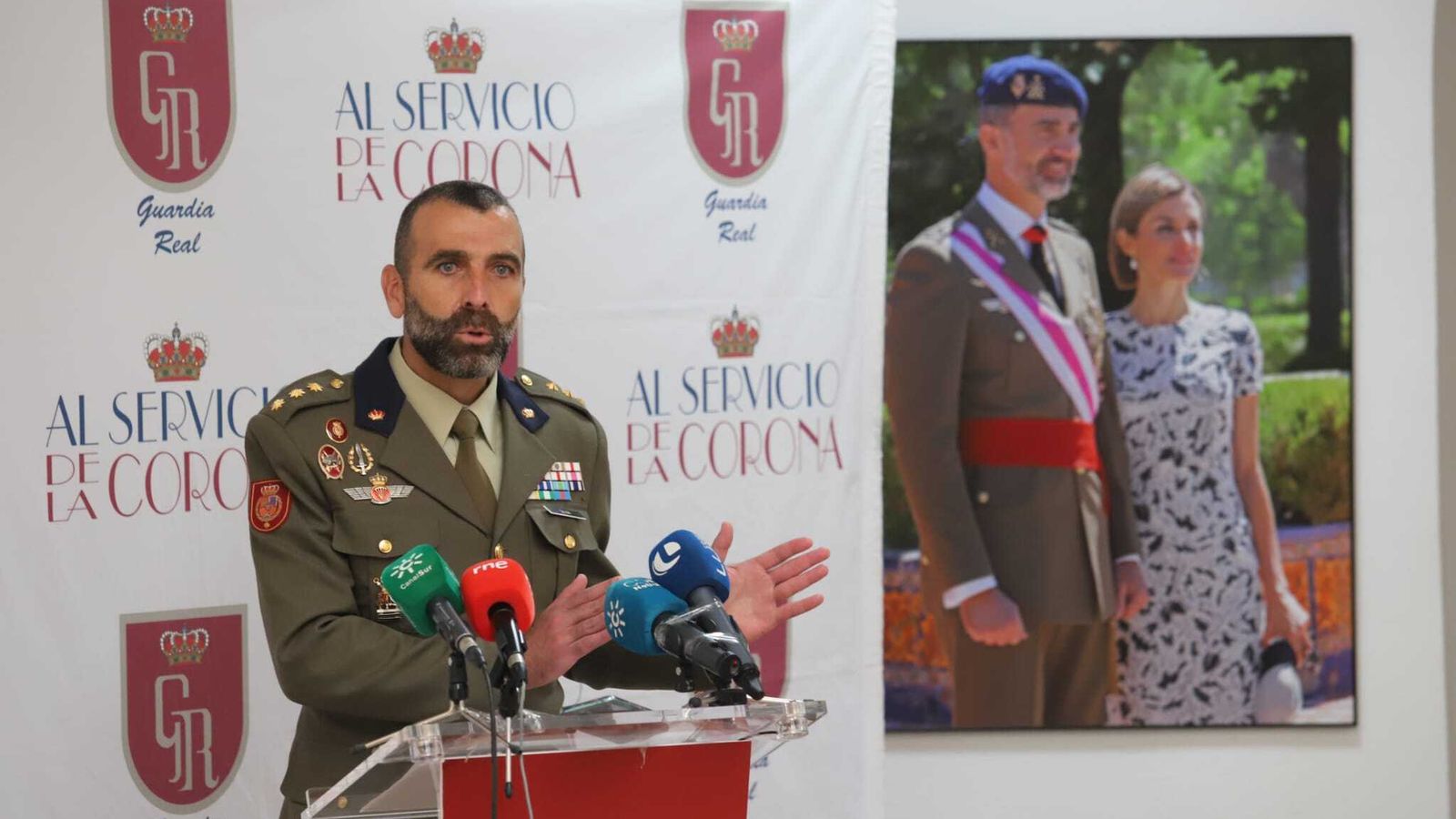El coronel Salom en la Comandancia Naval presentando el programa de actos.