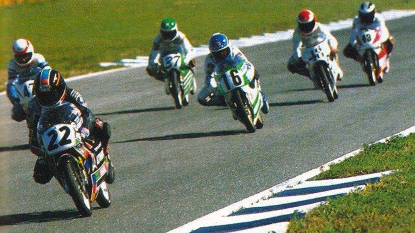 Luis 'Pitufo' Álvaro (16), durante un Gran Premio. Luis 'Pitufo' Álvaro (16), durante un Gran Premio.