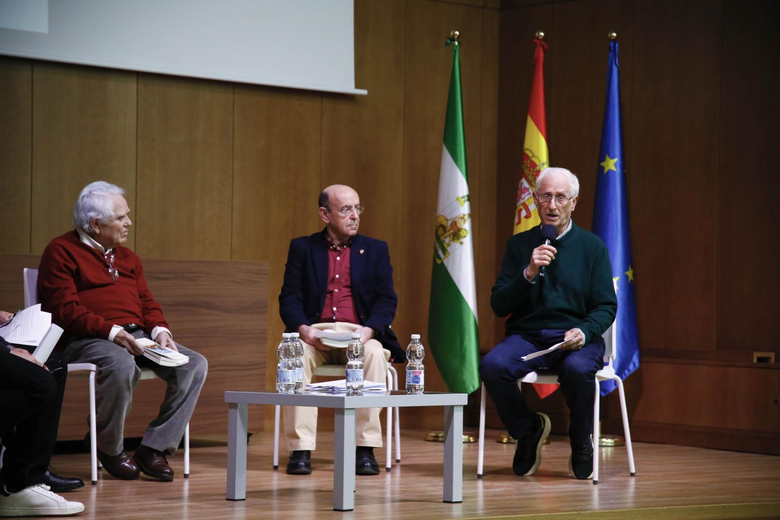 Las imágenes de la presentación del libro "Almería es poesía" en la biblioteca Villaespesa de la ciudad de Almería