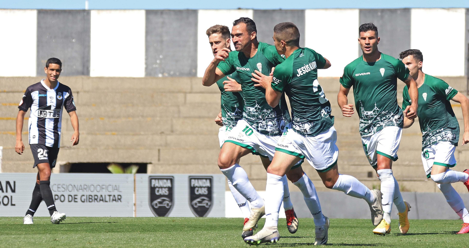 De las Cuevas celebra uno de los goles del Córdoba CF en su última visita a la Balona.
