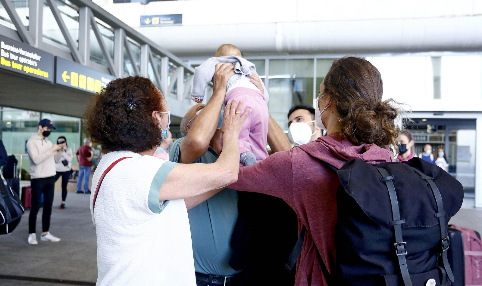 Las fotos de los primeros turistas internacionales en el aeropuerto de Málaga