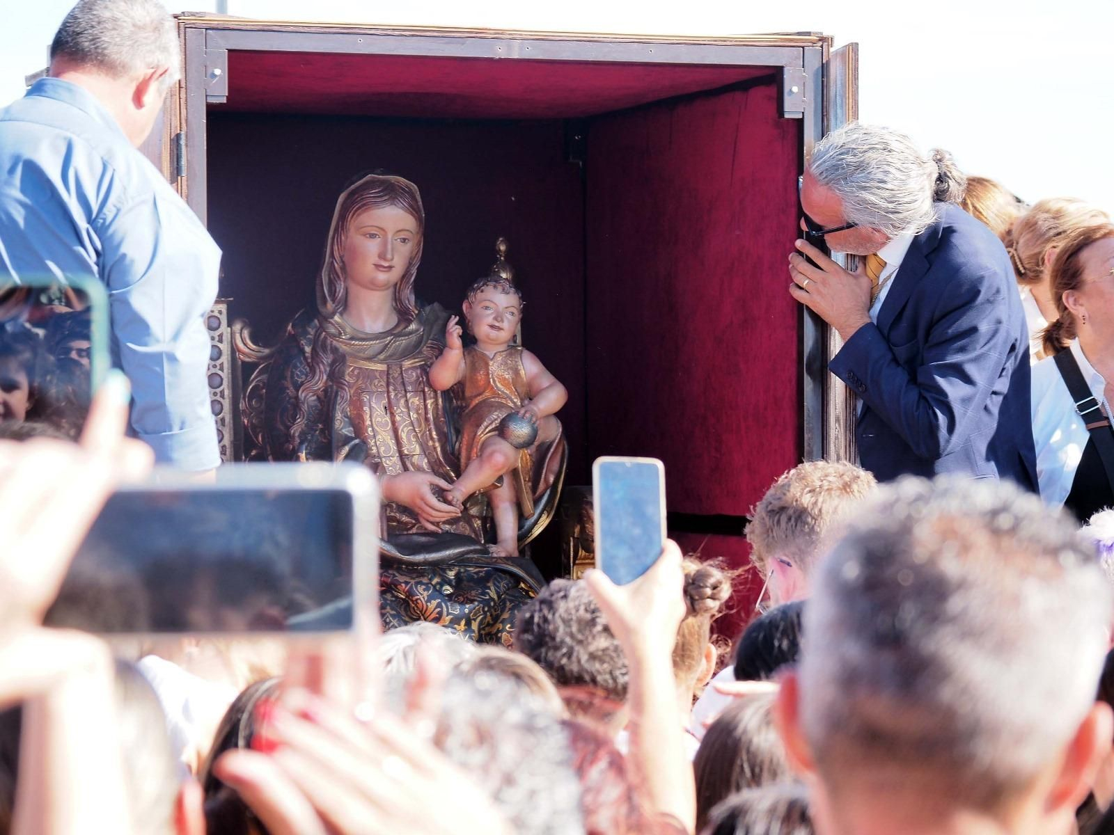 Imágenes del desembarco de la Virgen de la Bella en el Terrón de Lepe