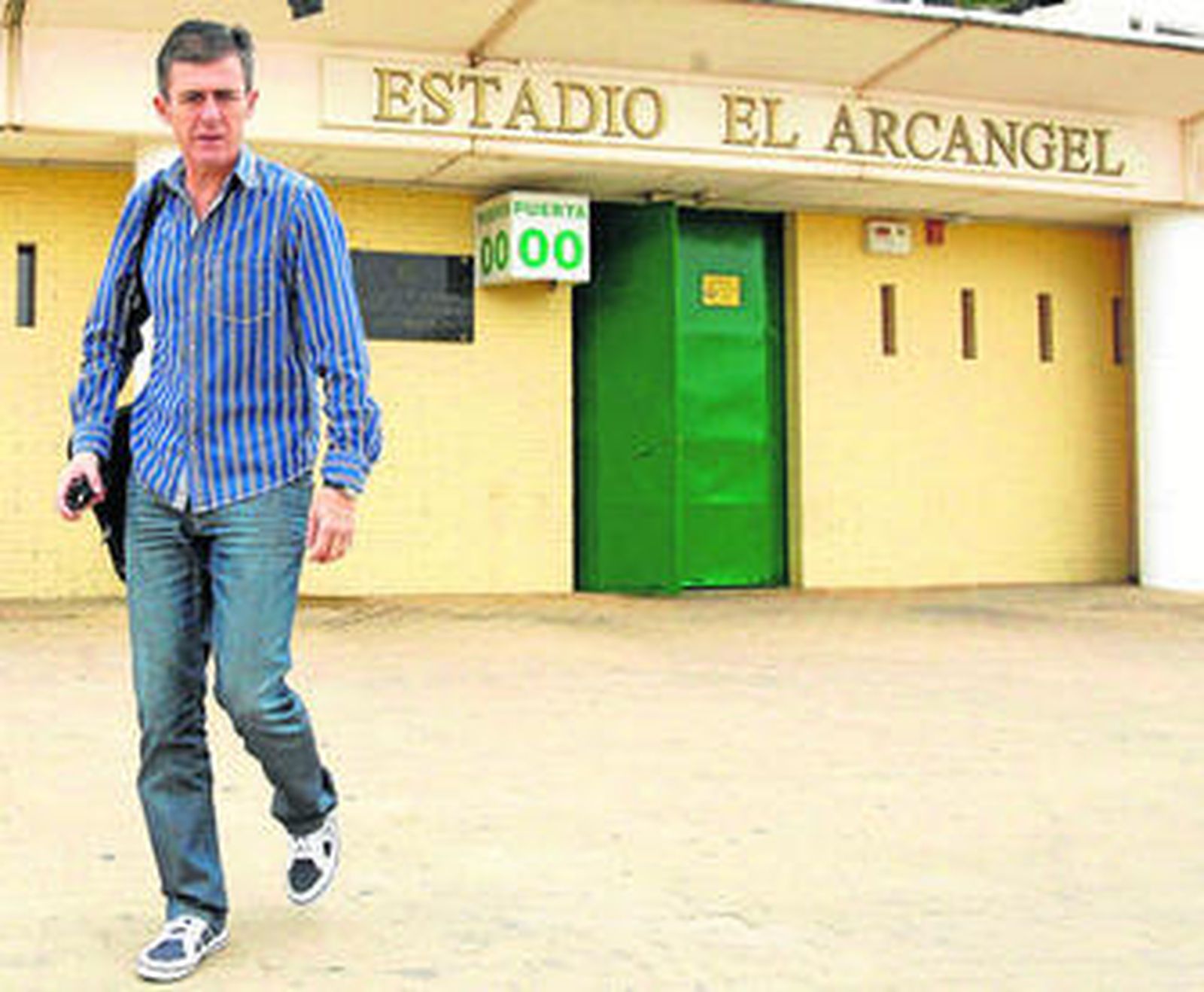 Lucas Alcaraz abandona las instalaciones de El Arcángel tras finalizar una jornada de trabajo.