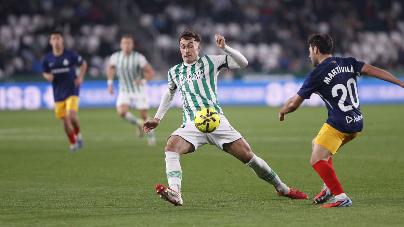 Mikel Goti intenta cortar el balón ante Martí Vilá en el Córdoba CF-Andorra.