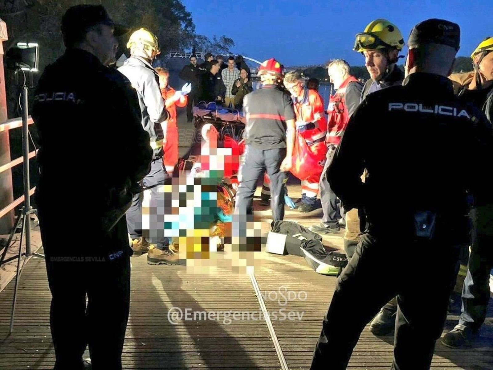 Un momento de la actuación de los servicios de Emergencia en el rescate del piragüista.