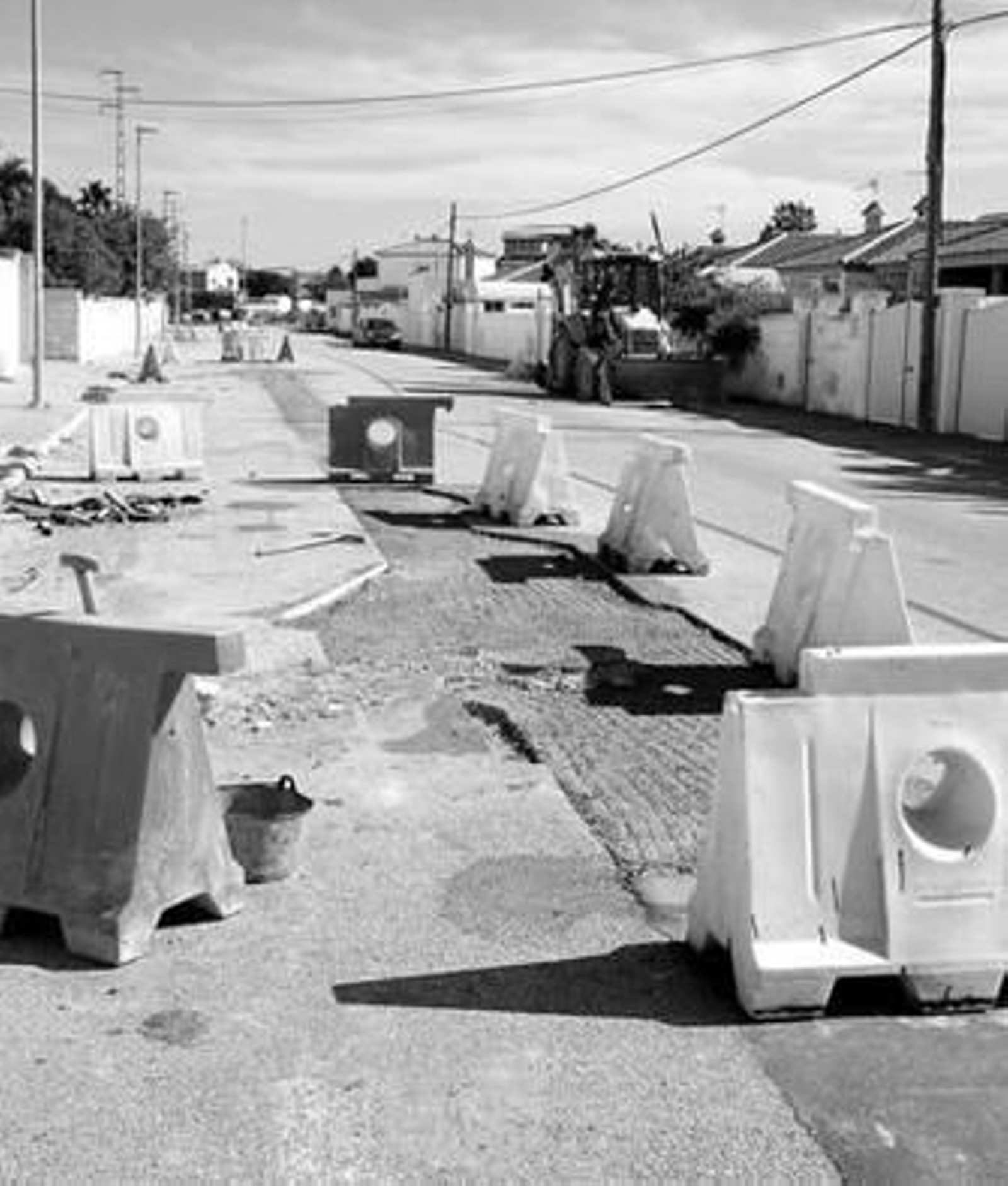 Una de las calles en la que se colocan las tubería para la red de pluviales.