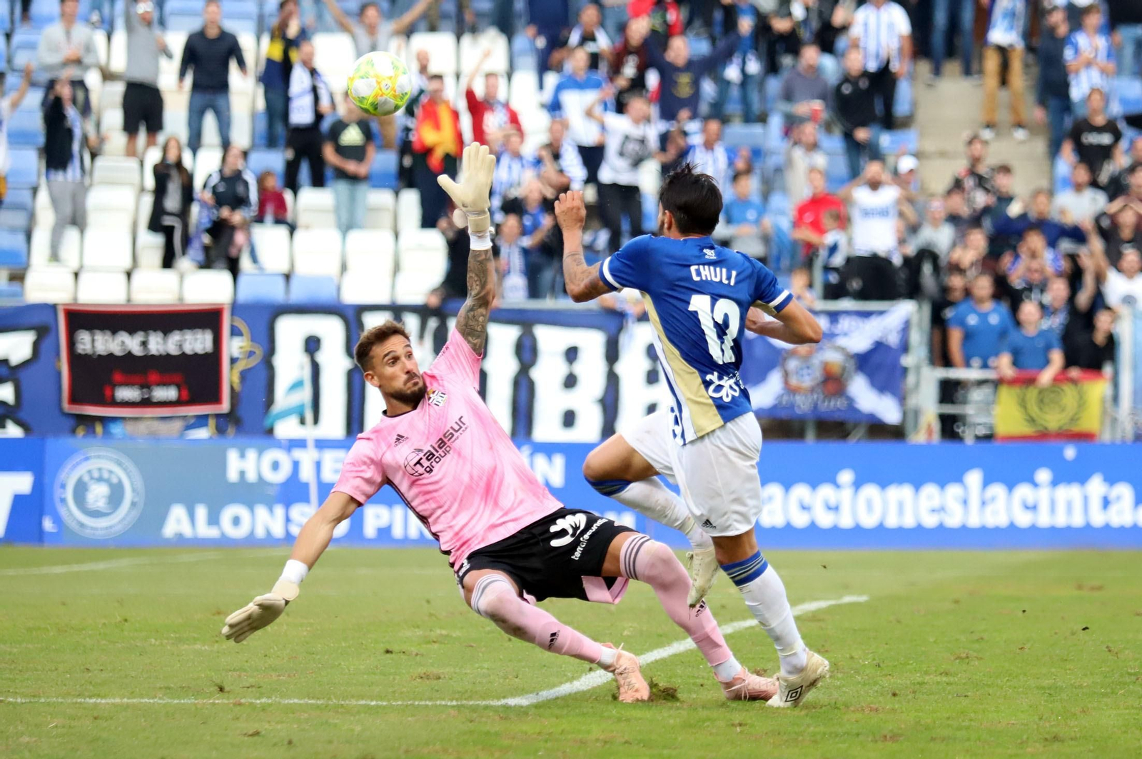 Chuli intenta superar a Marc Martínez durante el partido de la primera vuelta en Huelva. Chuli intenta superar a Marc Martínez durante el partido de la primera vuelta en Huelva.