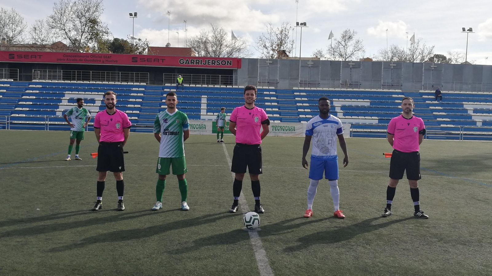 Los capitanes, junto al trío arbitral.