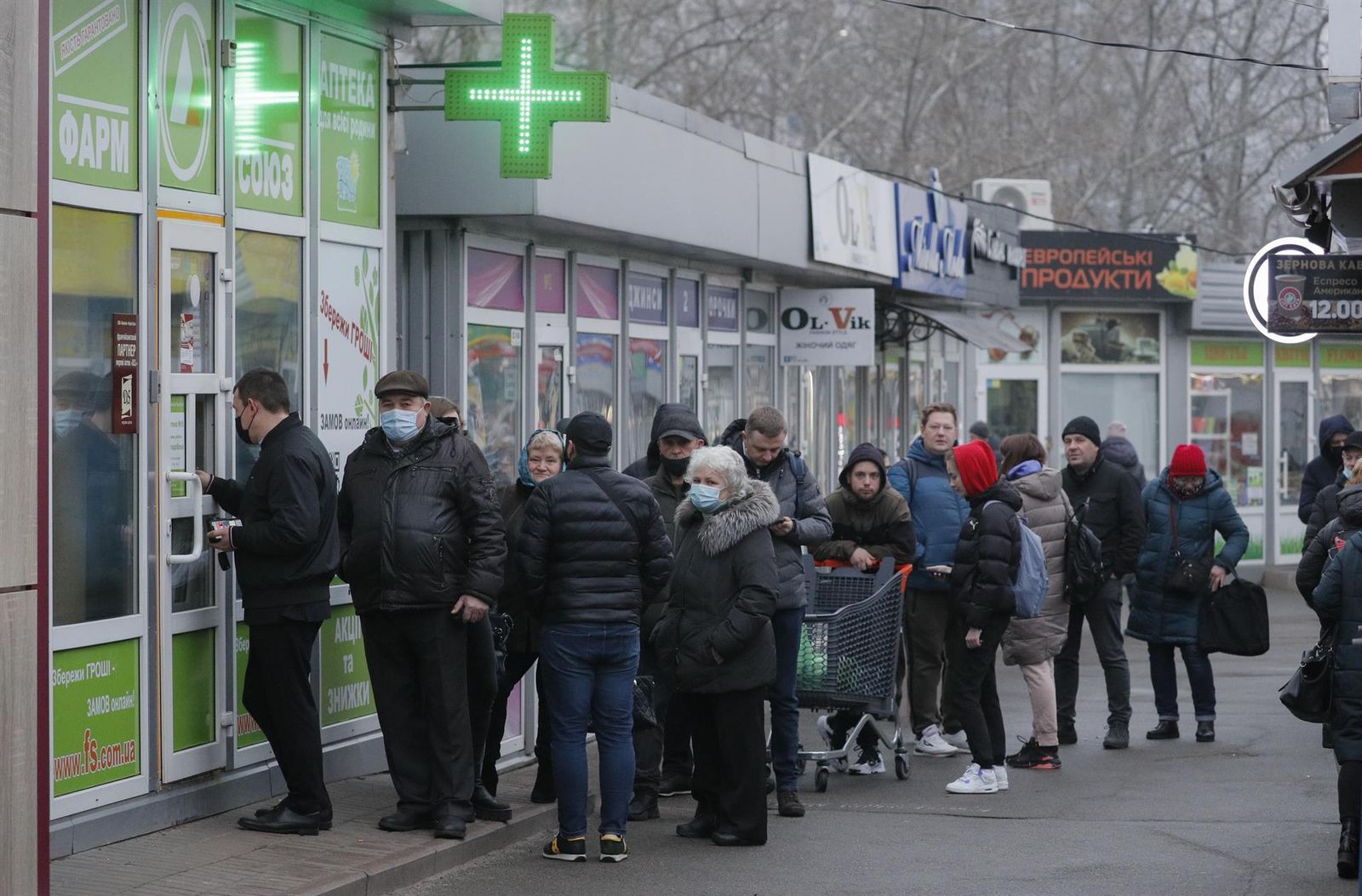 Colas en la puerta de una farmacia en Kiev.