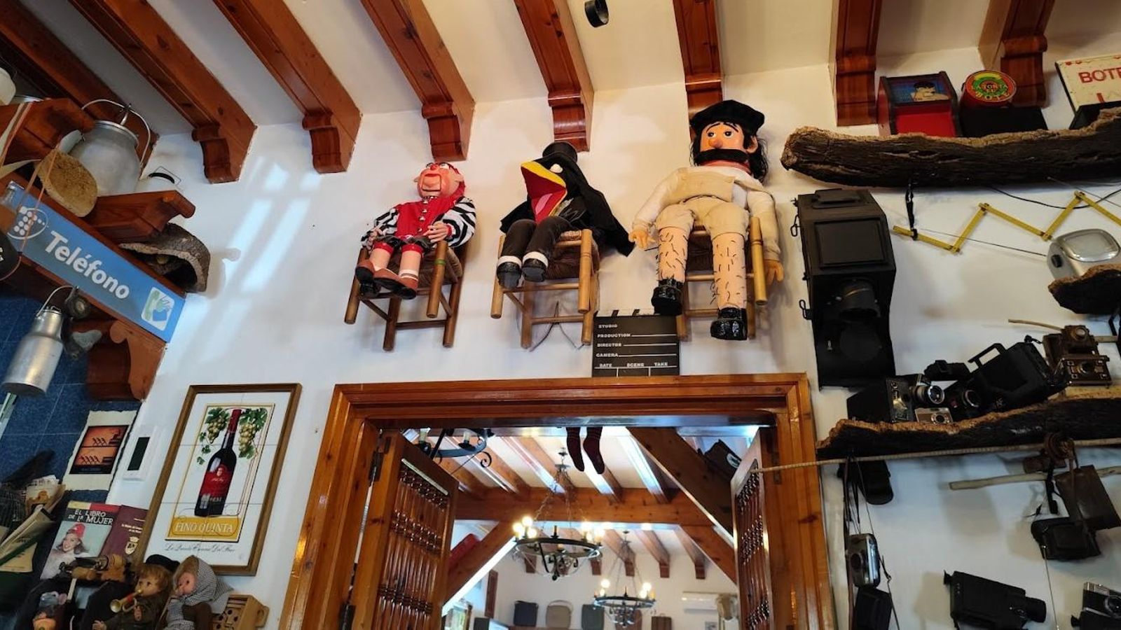 Su decoración con objetos de los años 80 llama la atención