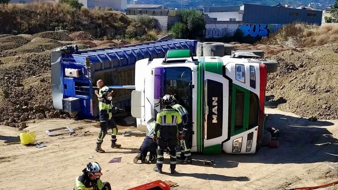 Dos camioneros heridos tras volcar sus vehículos en dos accidentes en Vélez-Málaga