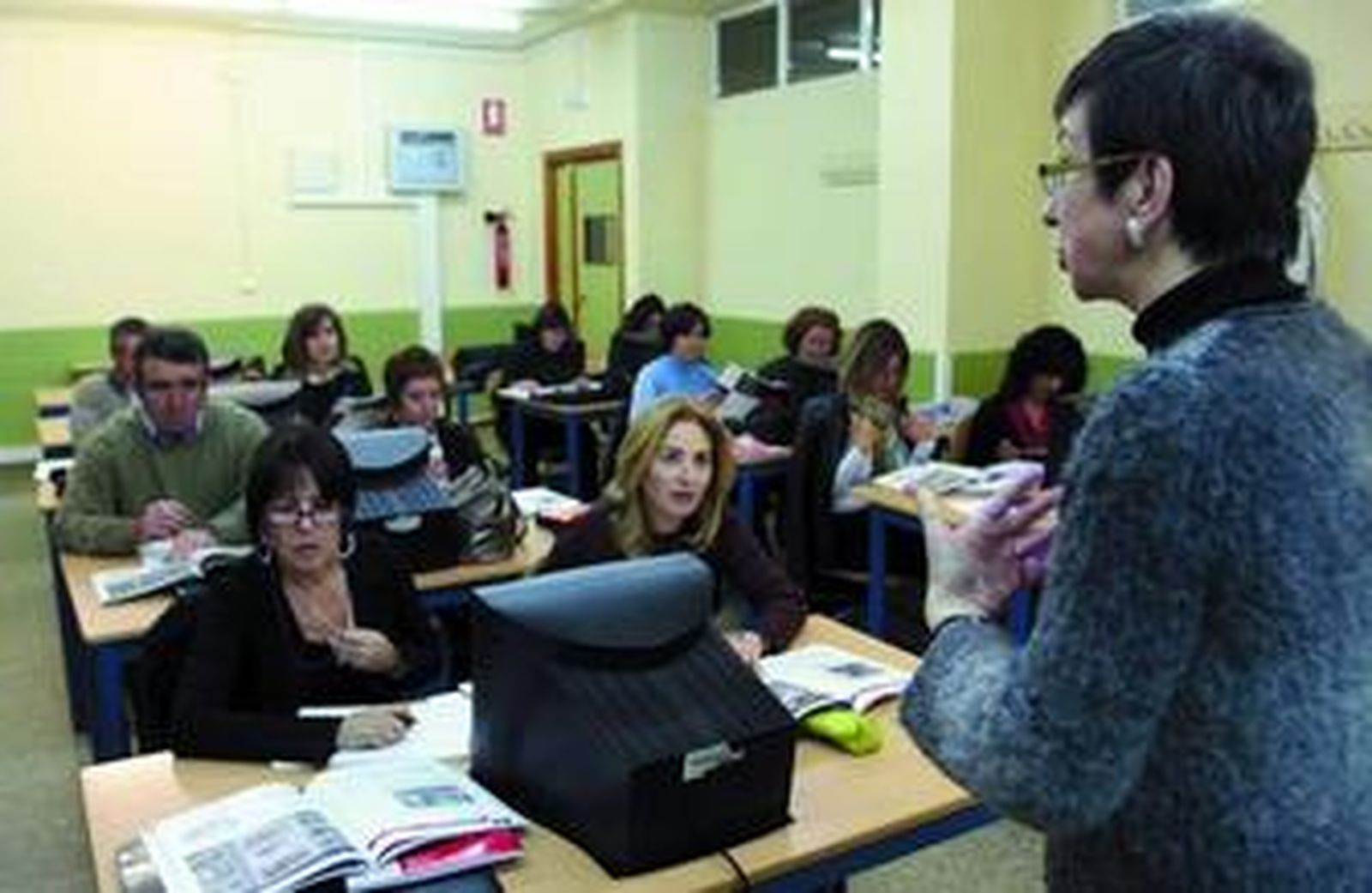 Teresa Berceruelo en una de sus clases de actualización lingüística, ayer, en la Escuela Oficial de Idiomas de Granada.
