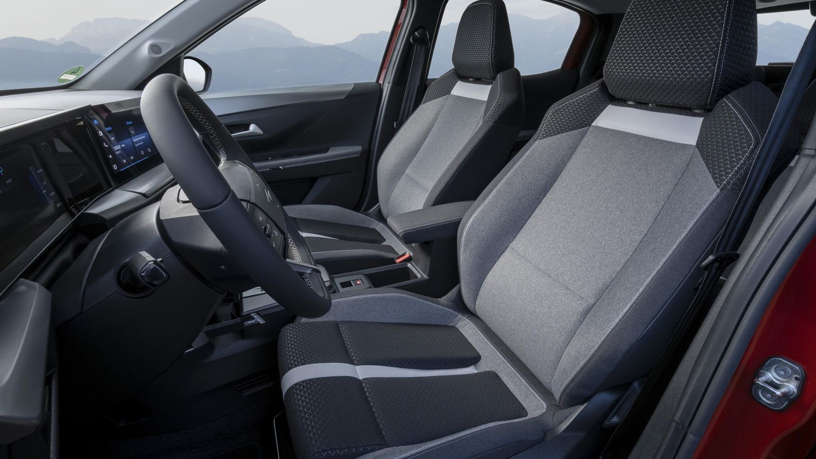 La forma de los asientos alivia la presión sobre el coxis, mientras que su tapicería está hecha con material reciclado.