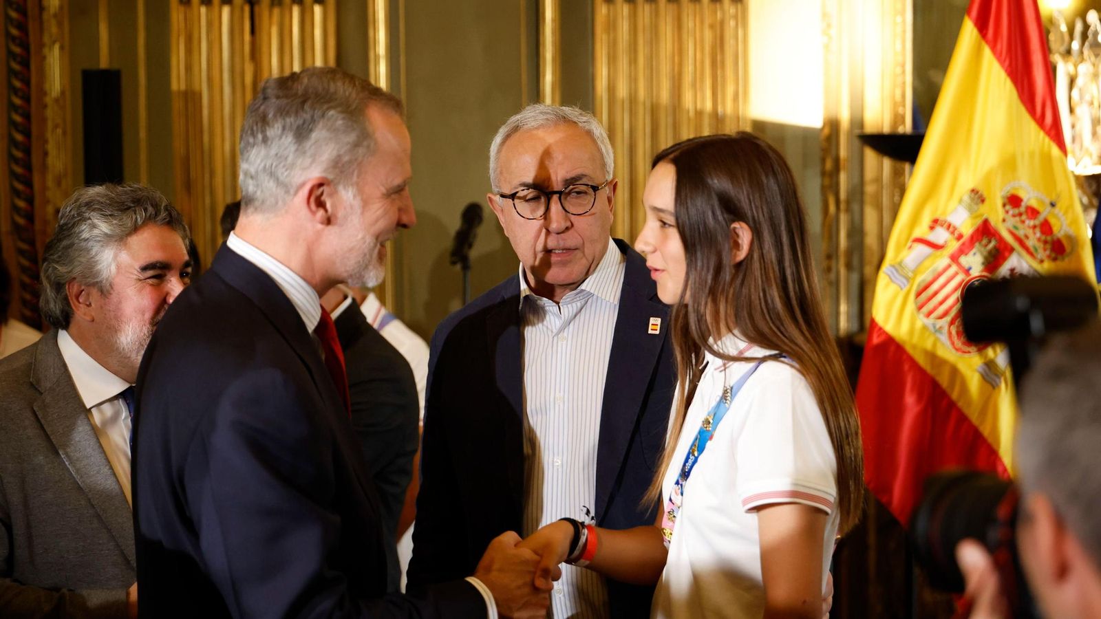 Natalia Muñoz saluda al Rey Felipe VI en la recepción previa a los Juegos.