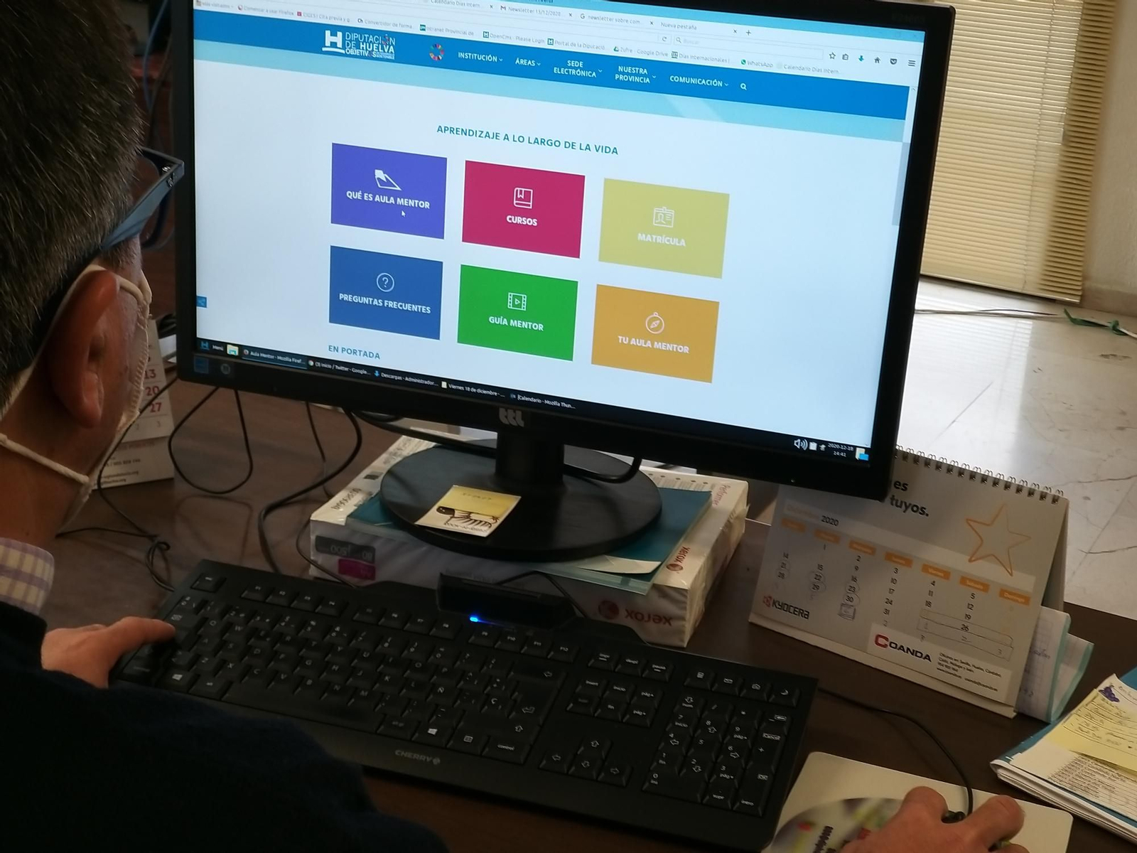 Un onubense entra en el portal de la Diputación de Huelva.