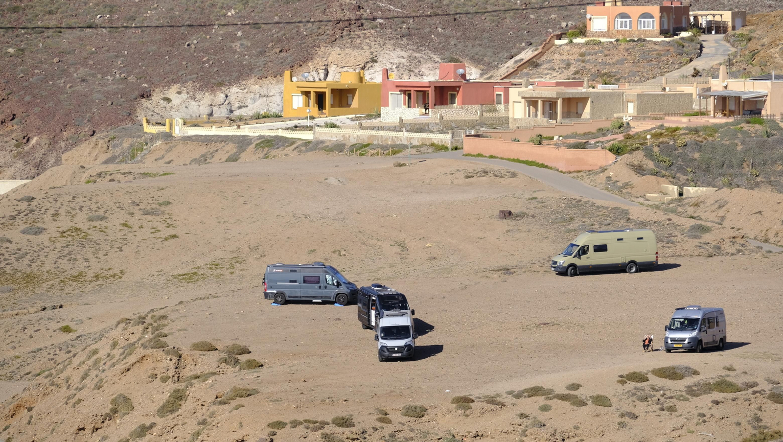 Imágenes de las caravanas estacionadas en el Parque Natural Cabo de Gata-Níjar