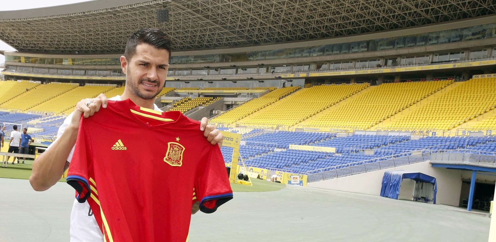 Vitolo posaba hace unos días con la camiseta de la selección en el estadio de Gran Canaria.