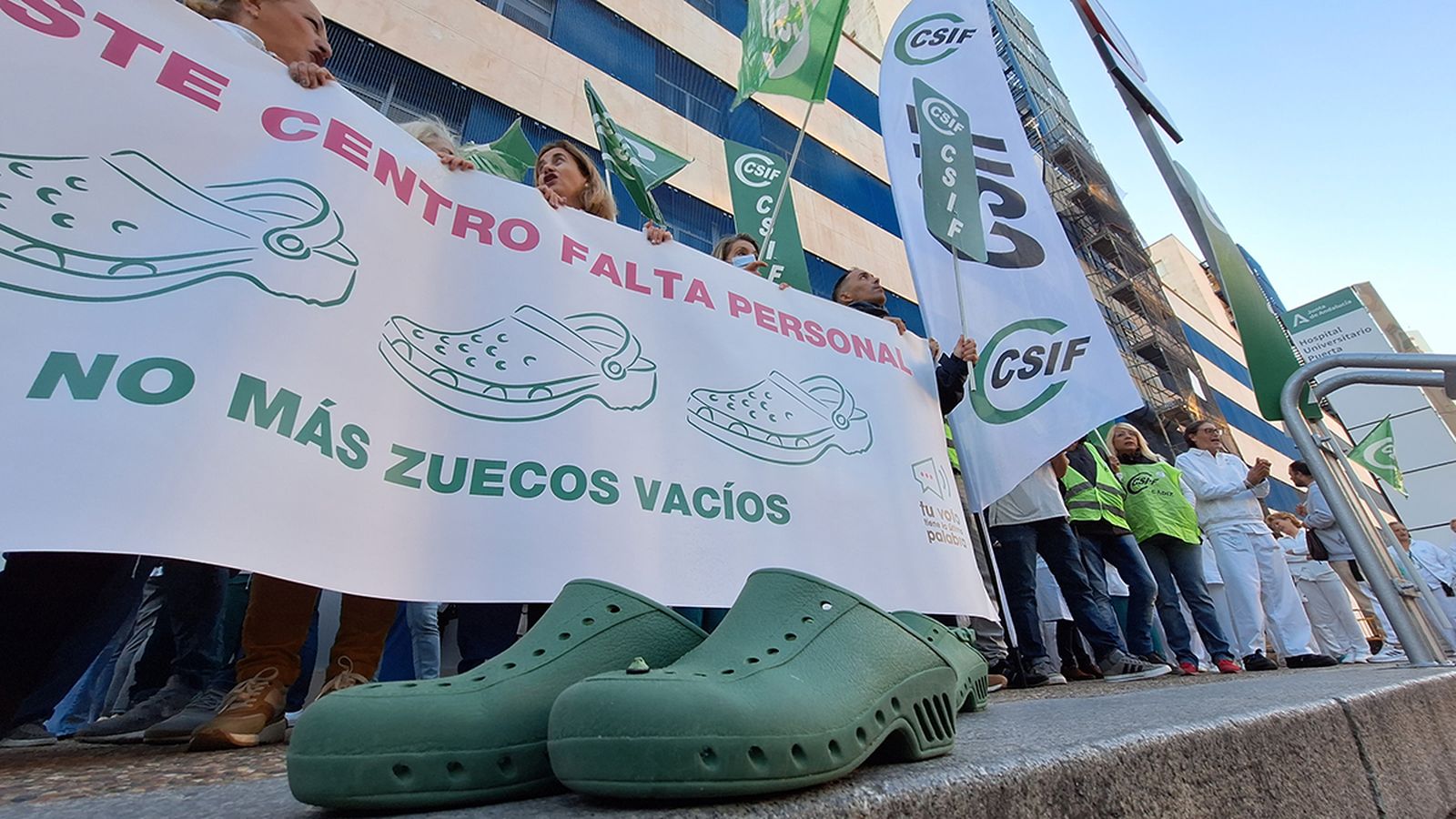 Un momento de las protestas de la mañana de este martes en el Puerta del Mar de Cádiz