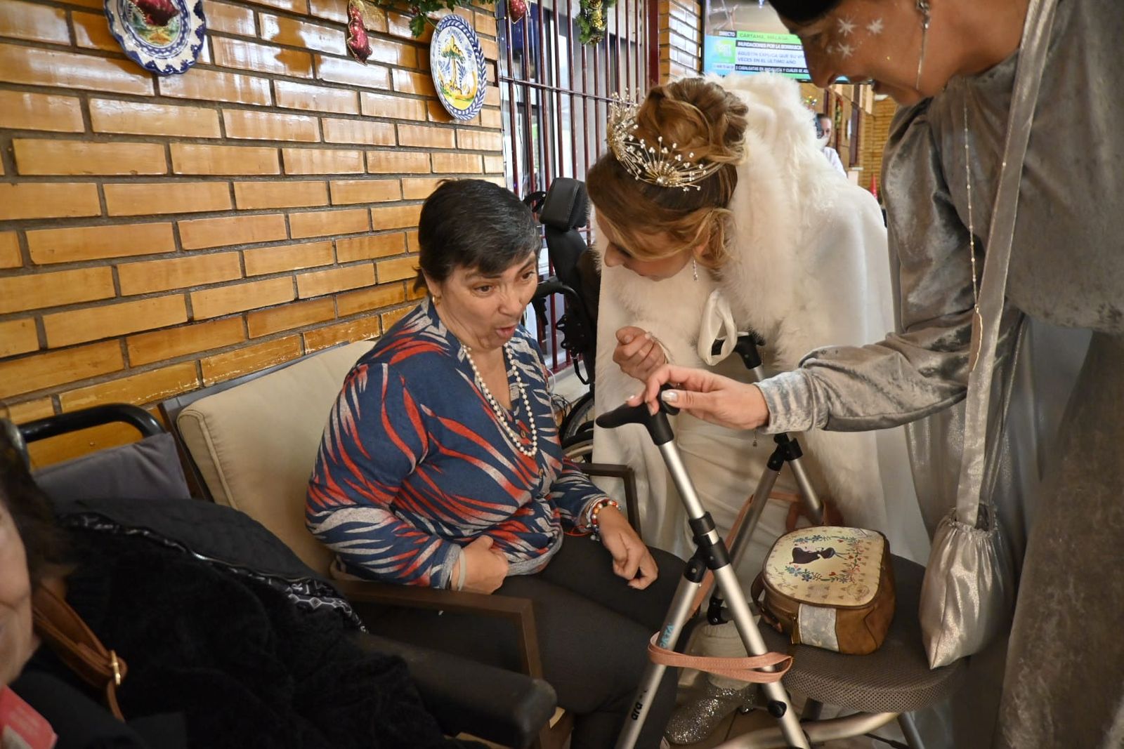 Las fotos más tiernas de la visita de los Reyes Magos a los ancianos de Huelva este 5 de enero