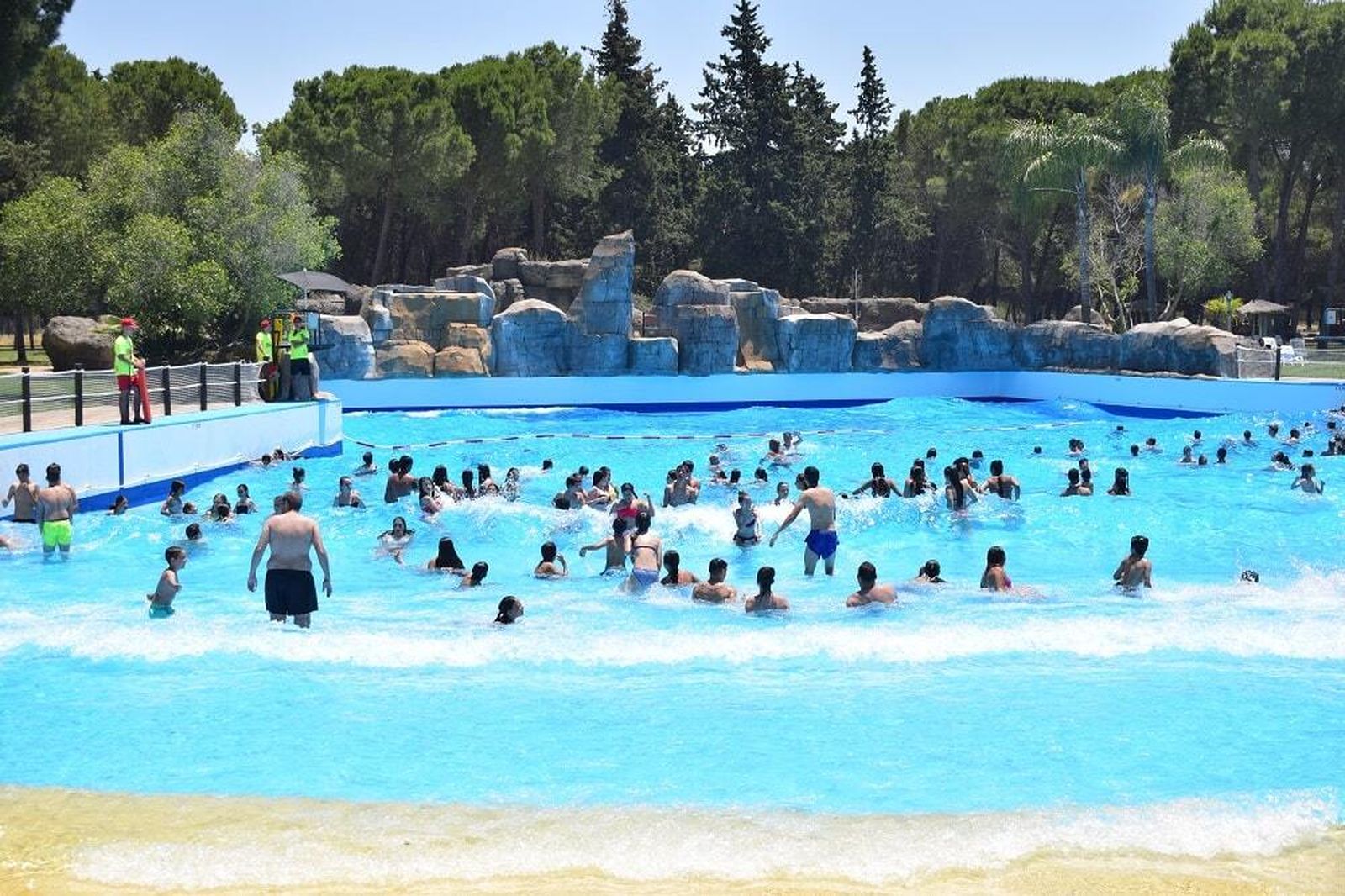 La piscina de olas del Guadalpark en Sevilla