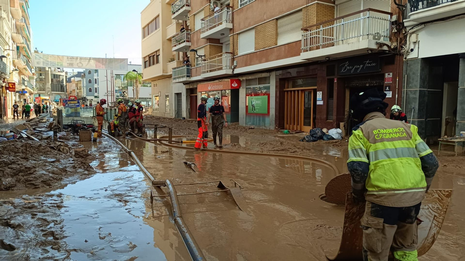 Tareas de achique de agua por los bomberos de la Diputación de Granada en la provincia de Valencia Tareas de achique de agua por los bomberos de la Diputación de Granada en la provincia de Valencia
