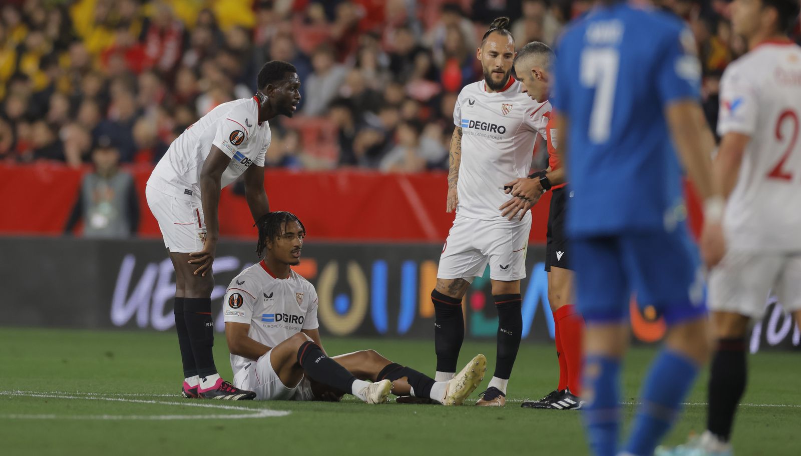 Badé, en el suelo junto a Nianzou y Gudelj.