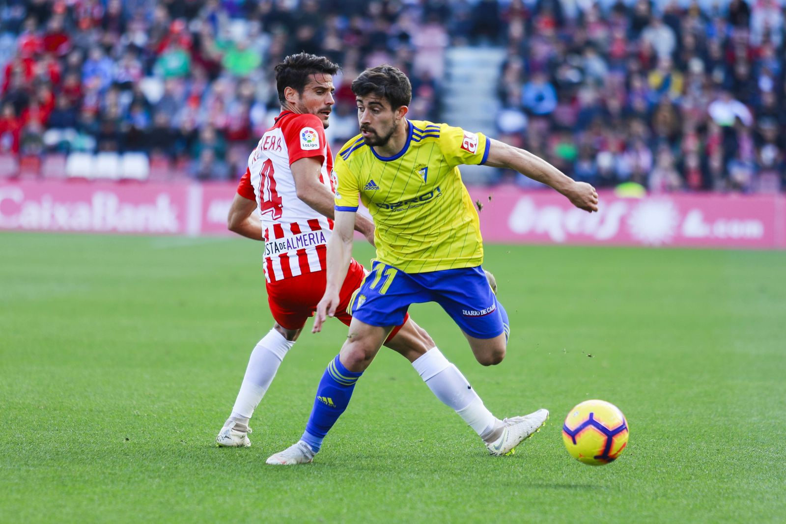 Jairo desborda a Romera en el Almería-Cádiz de la campaña anterior.