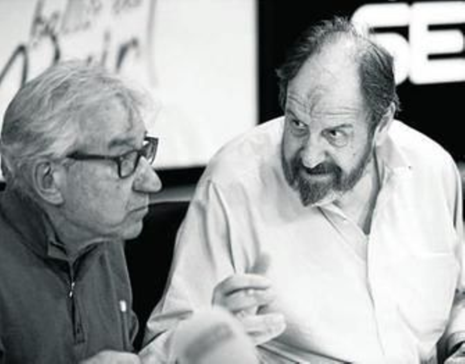 El actor José María Pou, director del radioteatro, junto a José Sacristán.