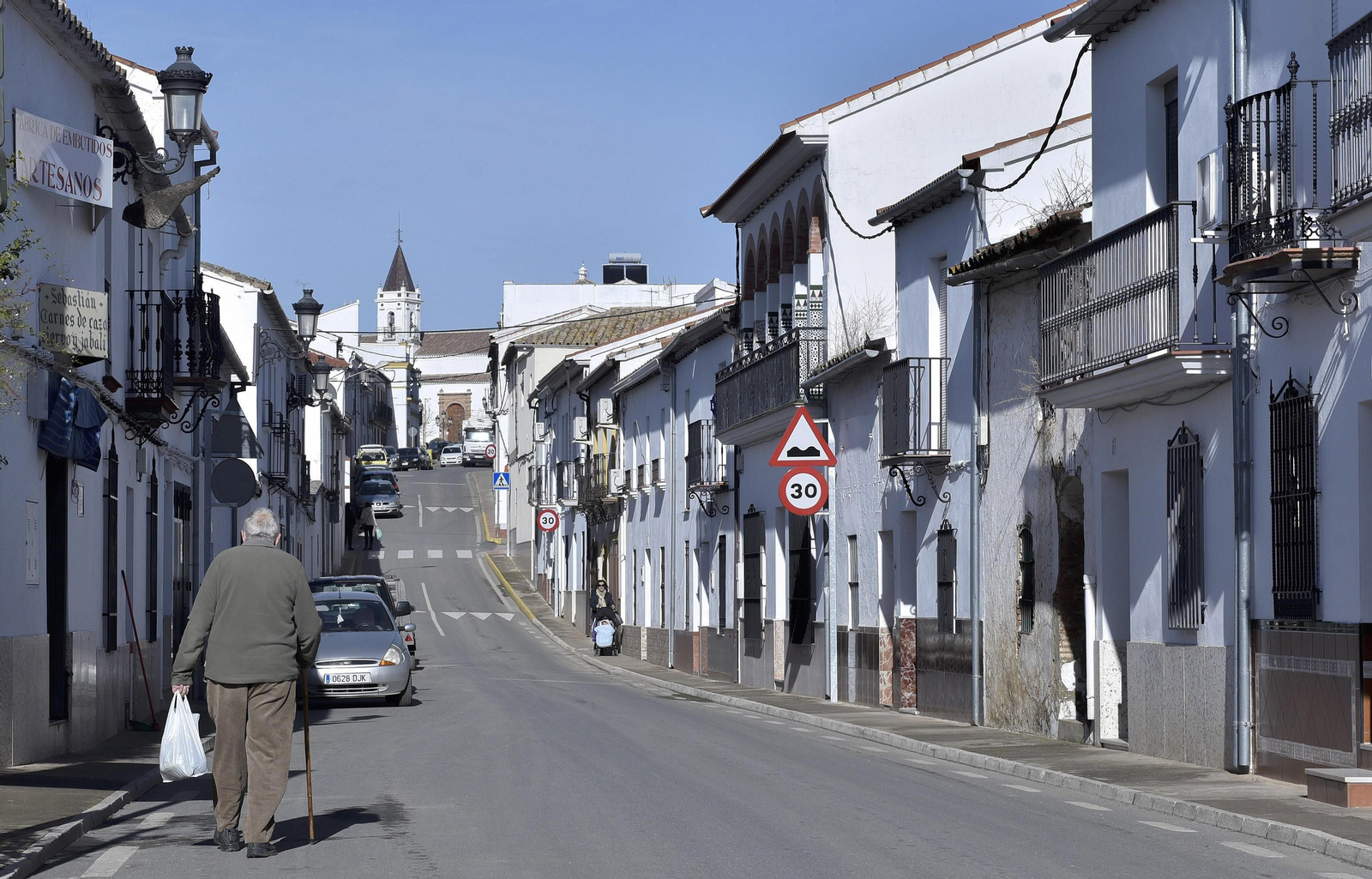 Una calle de Las Navas de la Concepción, en el Parque Natural de la Sierra Norte.