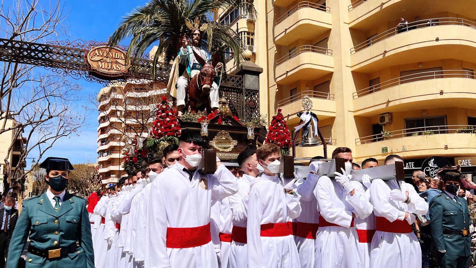 El trono de Nuestro Padre Jesús en su Entrada triunfal en Jerusalén recorre la avenida Mijas, en Fuengirola.